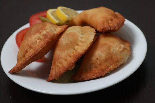 Plat libanais avec des chaussons frits