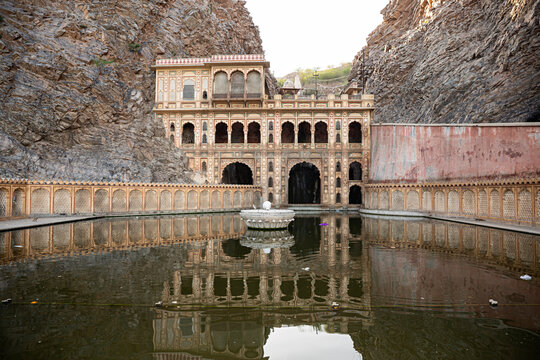 Estanque en el templo de Galta o de los monos en Jaipur, India.	