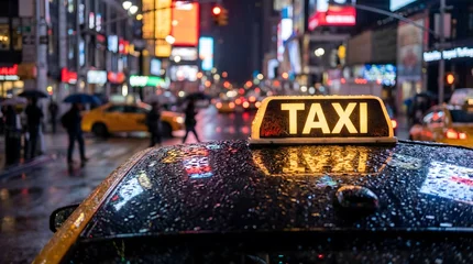 Canvas schilderij New York taxi On a rainy Manhattan evening, a taxi's luminous sign shines through water droplets on its surface, against a backdrop of blurred urban street lights, encapsulating a metropolitan city's vibrant  © dyshlivenko