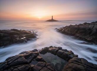 Obraz premium 雲海に浮かぶ山頂と朝日