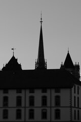 Cath&eacute;drale Saint-Pierre de Gen&egrave;ve en noir et blanc dramatique