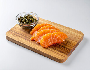 음식-일식-회-스시-연어회-케이퍼베리-나무도마-연어 슬라이스-나무접시-흰색 배경