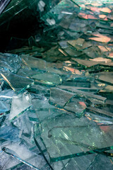 Zerbrochene Flachglasscheiben in einem recycling Container © focus finder