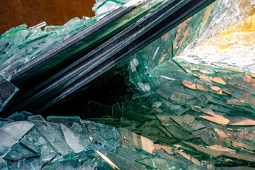 Zerbrochene Flachglasscheiben in einem recycling Container © focus finder