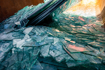 Zerbrochene Flachglasscheiben in einem recycling Container © focus finder