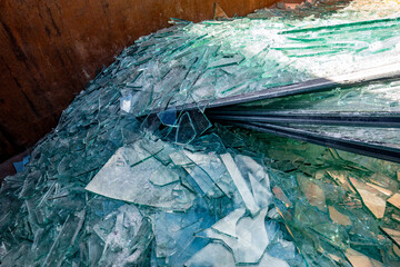 Zerbrochene Flachglasscheiben in einem recycling Container © focus finder