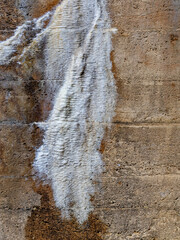 Fototapeta premium Feuchtigkeit und Schimmel an einer Brücke