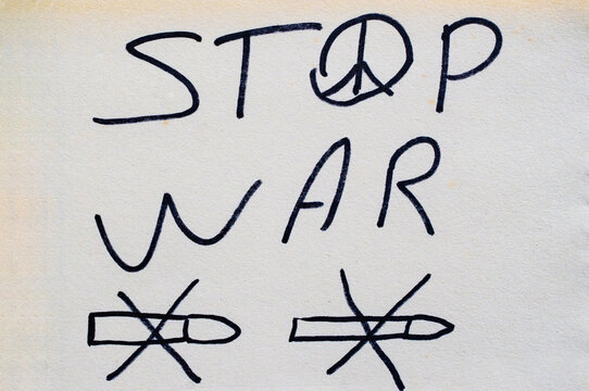 Mensaje Stop War escrito a mano con s&iacute;mbolo de paz y misiles tachados