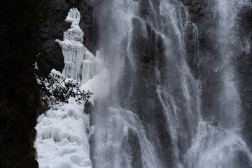 寒い日の凍りつつある滝