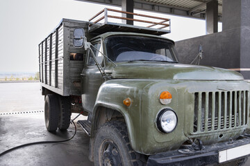 給ガスする羊を運ぶレトロなトラック
