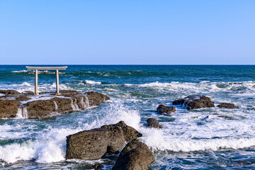 大洗磯前神社の海に立つ神磯の鳥居
