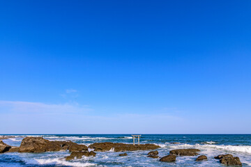 大洗磯前神社の海に立つ神磯の鳥居
