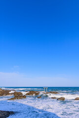 大洗磯前神社の海に立つ神磯の鳥居
