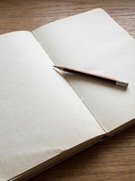 Carnet ouvert aux pages blanches avec un crayon pos&eacute;, ambiance minimaliste de papeterie et d&rsquo;inspiration

