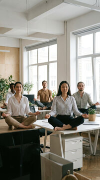 S&eacute;ance de m&eacute;ditation en &eacute;quipe dans un bureau moderne pour favoriser le bien-&ecirc;tre et la concentration

