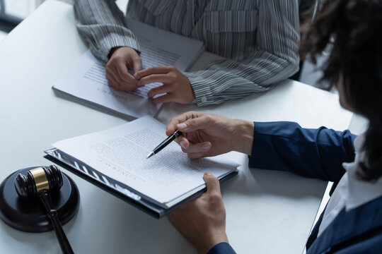 Lawyer give suggestions to client and signing contact