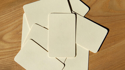 ナチュラルな質感のビジネスカード重なりレイアウト