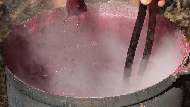 Dying fabric with lac, natural color.