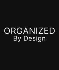Obraz premium Organized By Design Typography T-Shirt for Business Organization and Systematic Workflow Culture
