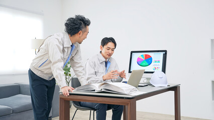 オフィスで会議する作業員のグループ