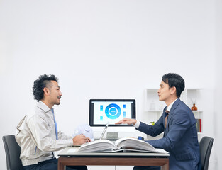 オフィスで会議するビジネスパーソンと作業員のグループ