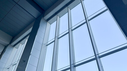 大きなガラス張りの窓（カーテンウォール）