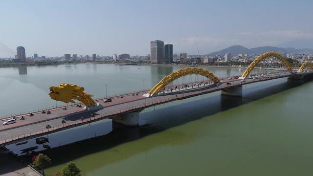 ロン橋（ドラゴンブリッジ）を望むダナンの街並み 4Kドローン映像