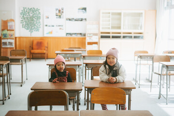 教室の椅子に座る子どもたち