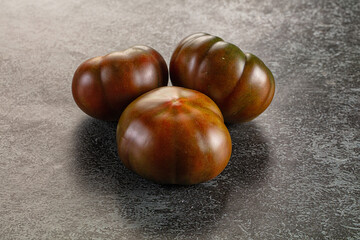 Obraz premium Ripe black juicy tomato cumato