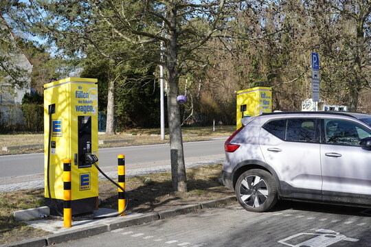 Ladestationen von Edeka an einer Filiale der Supermarktkette in Berlin am 01.03.2026