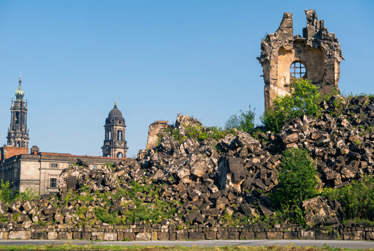 Historisches Foto - Blick auf die zerst&ouml;rte Frauenkirche in Dresden um 1975