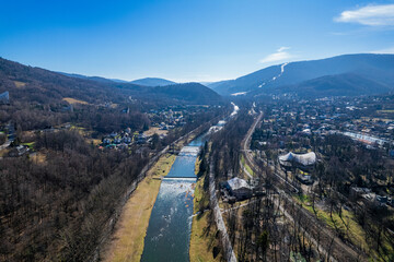 Ustroń, turystyczne miasto w górach na Śląsku w Polsce. Panorama z lotu ptaka w zimie © Franciszek
