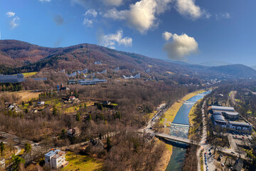 Ustroń, turystyczne miasto w górach na Śląsku w Polsce. Panorama z lotu ptaka w zimie © Franciszek