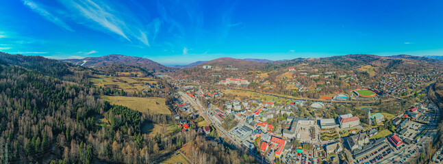 Wisła, miasto turystyczne w górach na Śląsku w Polsce, panorama zimą z lotu ptaka. © Franciszek
