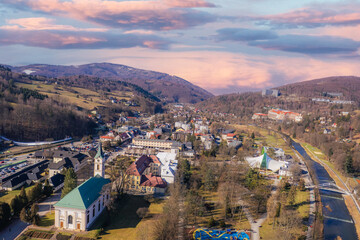 Wisła, miasto turystyczne w górach na Śląsku w Polsce, panorama zimą z lotu ptaka.