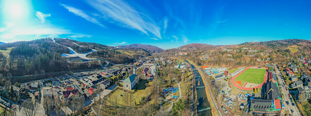 Wisła, miasto turystyczne w górach na Śląsku w Polsce, panorama zimą z lotu ptaka.