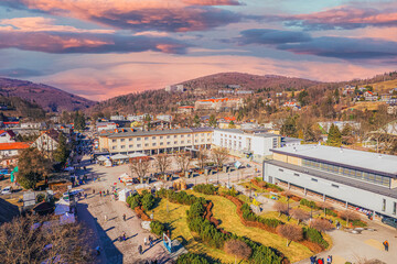 Wisła, miasto turystyczne w górach na Śląsku w Polsce, panorama zimą z lotu ptaka.