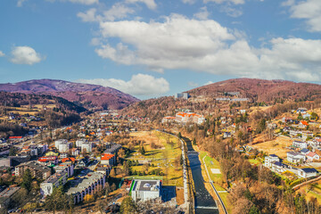 Wisła, miasto turystyczne w górach na Śląsku w Polsce, panorama zimą z lotu ptaka. © Franciszek