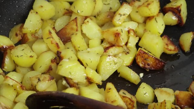 Pommes terre rissol&eacute;es dans une po&ecirc;le