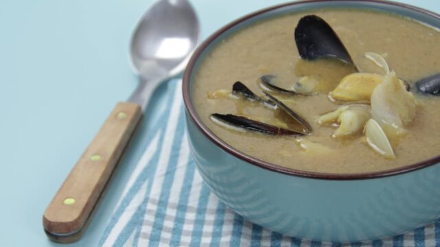 Bouillabaisse traditionnelle, soupe proven&ccedil;ale fran&ccedil;aise