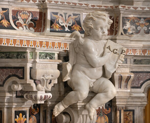 Naklejka premium SALERNO, ITALY - OCTOBER 6, 2025: The detail of baroque marble main altar of church Chiesa di San Giorgio by Pietro and Bartolomeo Ghetti from 17. cent.