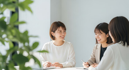 オフィスで会話・談笑・ミーティングする女性たち：打ち合わせ・同僚