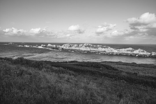 Photographie du Point du Grouin &agrave; Cancale en Bretagne (France), montrant les falaises rocheuses dominant l&rsquo;oc&eacute;an Atlantique. Station d&rsquo;observation et sentier c&ocirc;tier surplombant une mer agit&eacute;e, vagues 
