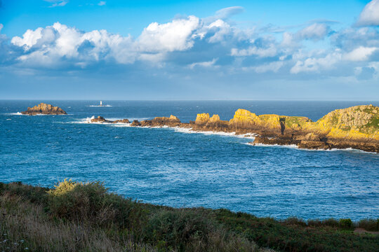 Photographie du Point du Grouin &agrave; Cancale en Bretagne (France), montrant les falaises rocheuses dominant l&rsquo;oc&eacute;an Atlantique. Station d&rsquo;observation et sentier c&ocirc;tier surplombant une mer agit&eacute;e, vagues 