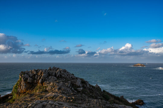 Photographie du Point du Grouin &agrave; Cancale en Bretagne (France), montrant les falaises rocheuses dominant l&rsquo;oc&eacute;an Atlantique. Station d&rsquo;observation et sentier c&ocirc;tier surplombant une mer agit&eacute;e, vagues 