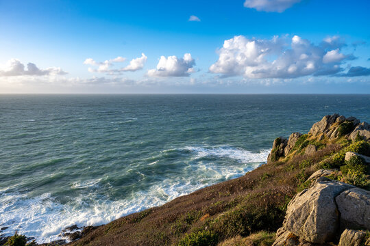 Photographie du Point du Grouin &agrave; Cancale en Bretagne (France), montrant les falaises rocheuses dominant l&rsquo;oc&eacute;an Atlantique. Station d&rsquo;observation et sentier c&ocirc;tier surplombant une mer agit&eacute;e, vagues 