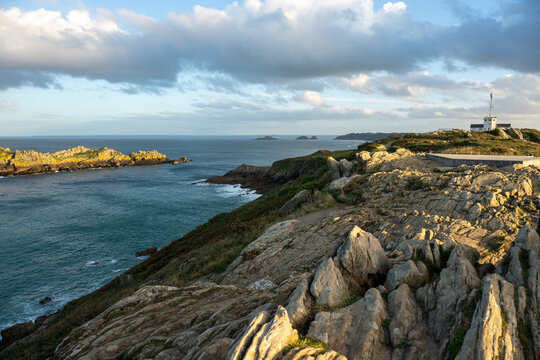 Photographie du Point du Grouin &agrave; Cancale en Bretagne (France), montrant les falaises rocheuses dominant l&rsquo;oc&eacute;an Atlantique. Station d&rsquo;observation et sentier c&ocirc;tier surplombant une mer agit&eacute;e, vagues 