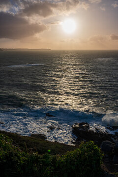 Photographie du Point du Grouin &agrave; Cancale en Bretagne (France), montrant les falaises rocheuses dominant l&rsquo;oc&eacute;an Atlantique. Station d&rsquo;observation et sentier c&ocirc;tier surplombant une mer agit&eacute;e, vagues 