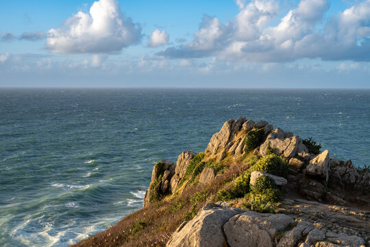 Photographie du Point du Grouin &agrave; Cancale en Bretagne (France), montrant les falaises rocheuses dominant l&rsquo;oc&eacute;an Atlantique. Station d&rsquo;observation et sentier c&ocirc;tier surplombant une mer agit&eacute;e, vagues 