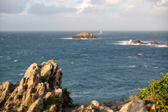 Photographie du Point du Grouin &agrave; Cancale en Bretagne (France), montrant les falaises rocheuses dominant l&rsquo;oc&eacute;an Atlantique. Station d&rsquo;observation et sentier c&ocirc;tier surplombant une mer agit&eacute;e, vagues 